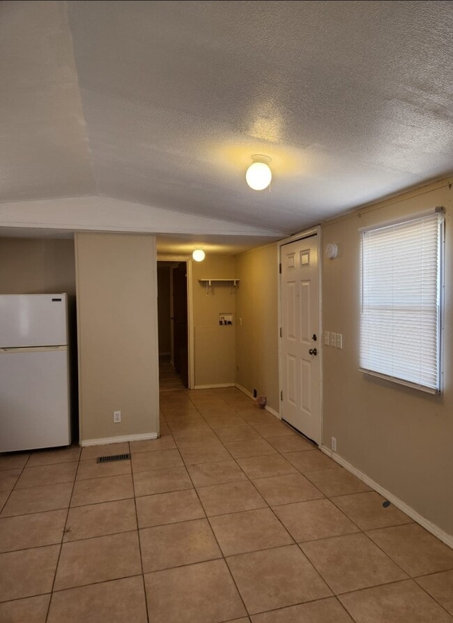 Building Photo - 421 E Zipp Rd