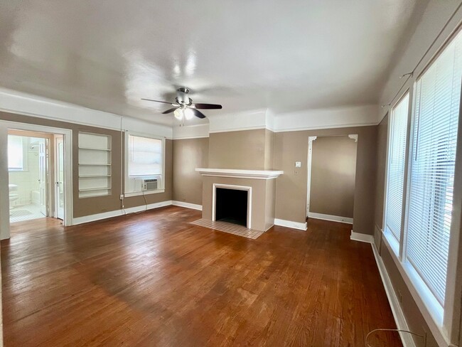 Building Photo - Move In Special! *LOCATION* Fabulous 1/1 with extra space ONE BLOCK off the St Mary's strip and c...