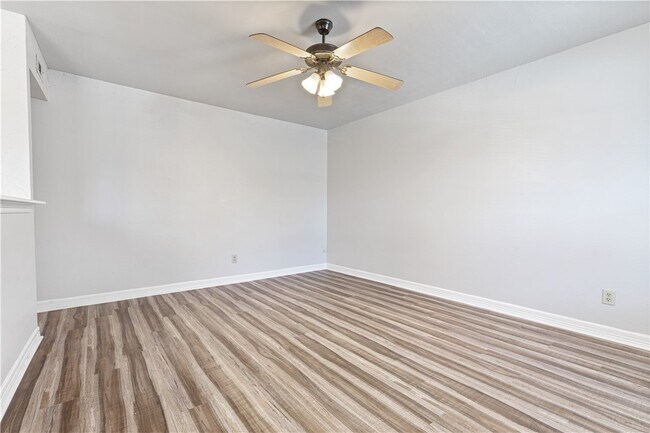 Building Photo - 884 W Holly St