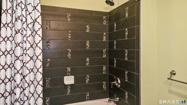 Building Photo - 203 Center Meadow Ln