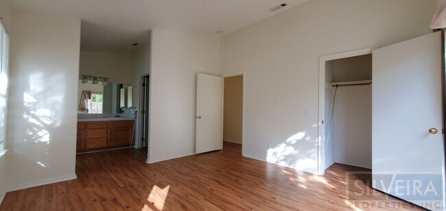 Building Photo - 2 Bedroom Santa Maria home available!