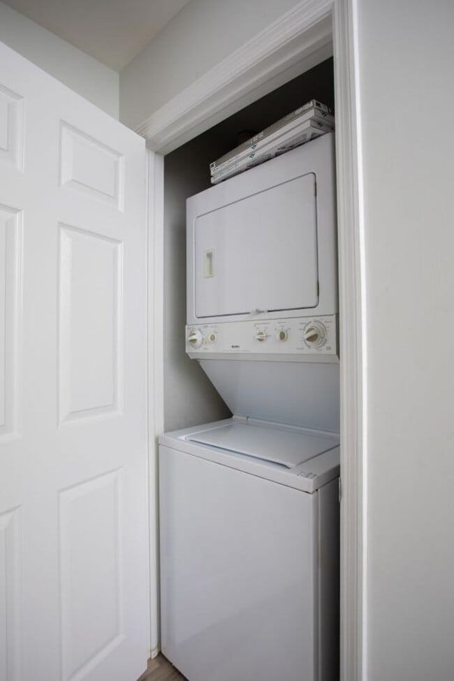 Building Photo - Rare Summer-Fall Rental Opportunity in the...