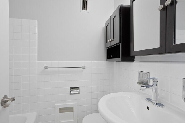 Building Photo - 5858 N Sheridan Rd