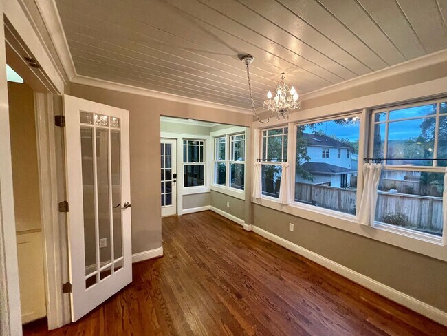 Building Photo - Updated 3 BR/ 2 BA home on Roseland Drive ...