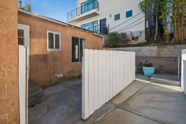 Building Photo - Emerson St