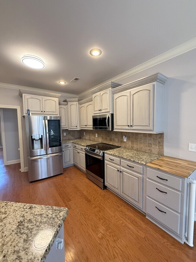 Building Photo - 118 Crystal Lake Dr