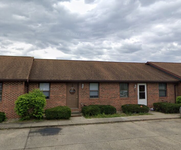 Primary Photo - 8701 N Raintree Ct