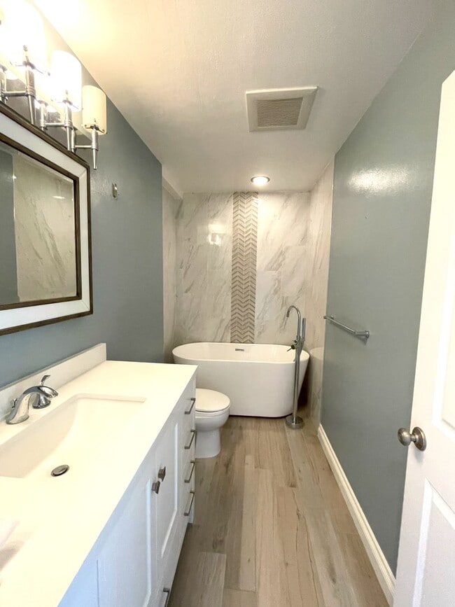 Building Photo - Updated 2 bedroom townhome in Manhattan Vi...