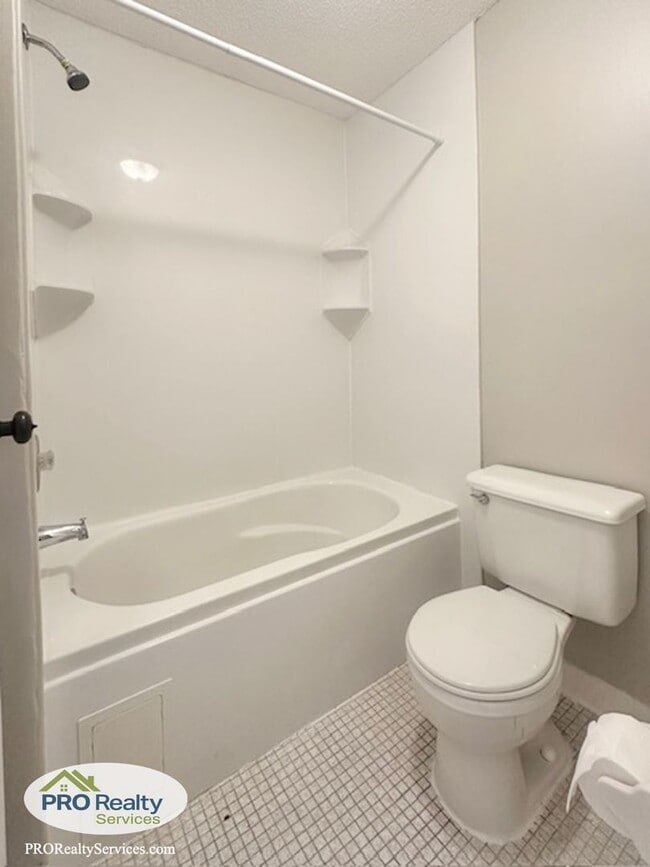 Building Photo - Recently Remodeled Condo **Half off 1 Mont...