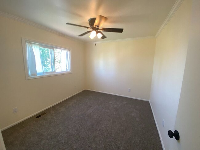 Building Photo - Tri-Level 3 Bedroom 2 Bath Large Backyard ...