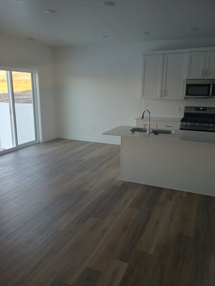 Building Photo - 639 W 575 N