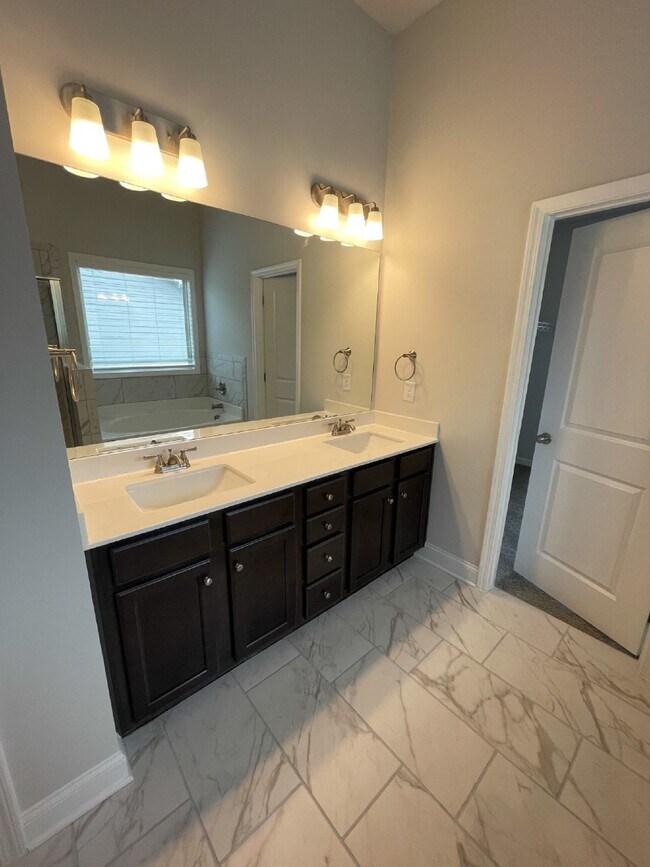 Building Photo - 4624 Silver Oak Dr SW