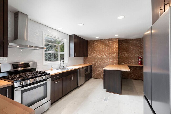 Building Photo - Beautiful 5-Bedroom + Office, 4-Bath Home in Northwest Fort Collins!