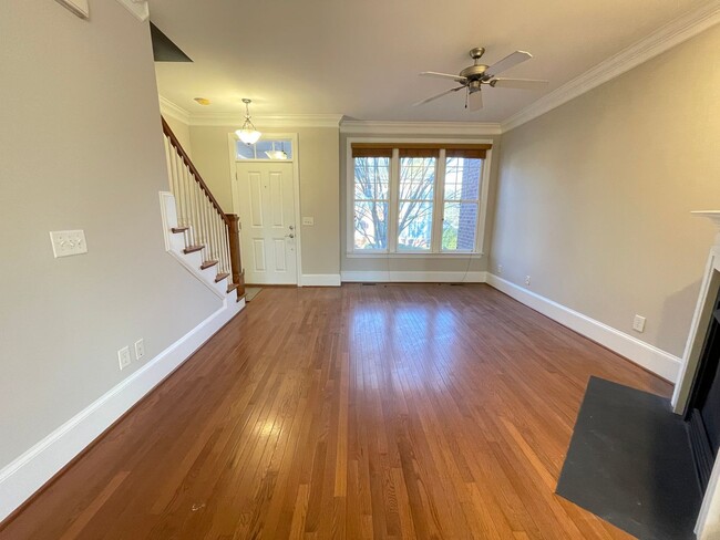 Building Photo - Charming 3br - 3ba in Davis Park, perfect ...