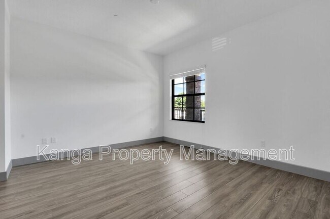 Building Photo - 630 NE 14th Ct