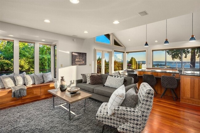 Building Photo - Kirkland View Home
