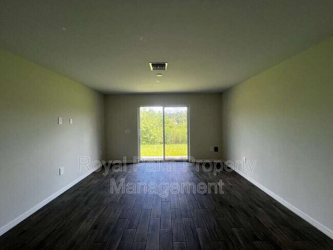 Building Photo - 1306 W 12th St