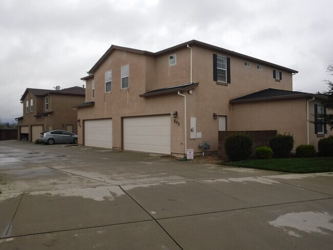 Building Photo - Great 4 Bedroom Condo With Upgrades! Highland Park Subdivision