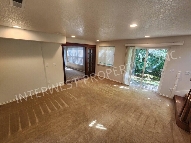 Building Photo - Large 3 Bed+ Bonus Room SW Pdx Home, Natur...