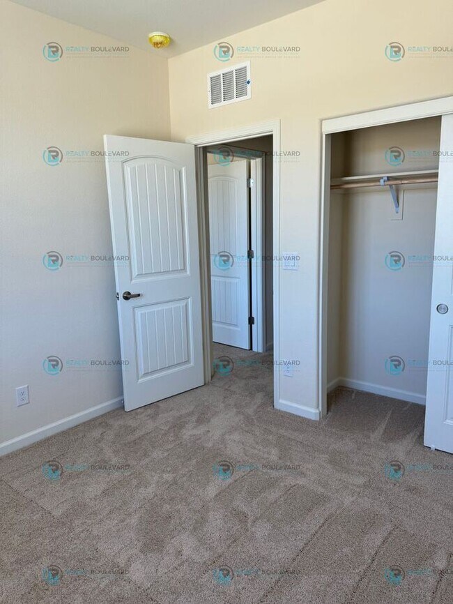 Building Photo - Half month FREE!!! Luxury and Convenience: Fully Equipped 3-Bedroom 2.5 Bathroom 2 car garage Con...