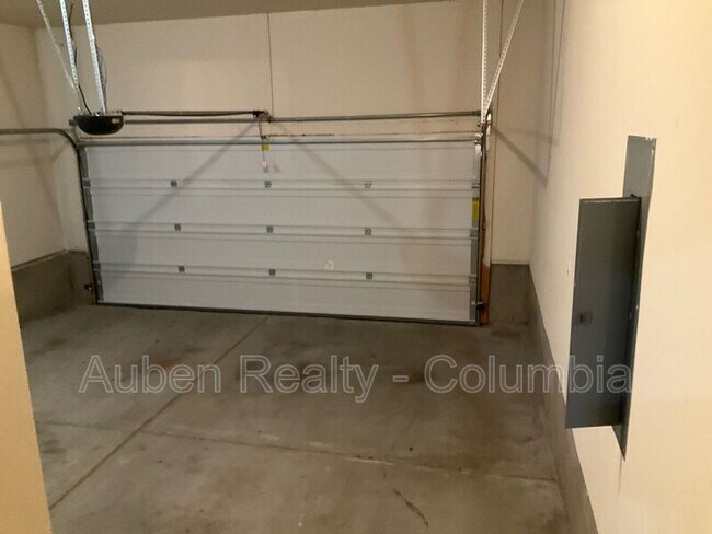 Building Photo - 204 Ashmore Ln