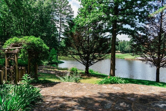 Building Photo - Beautiful Backyard Oasis on the Golf Course!