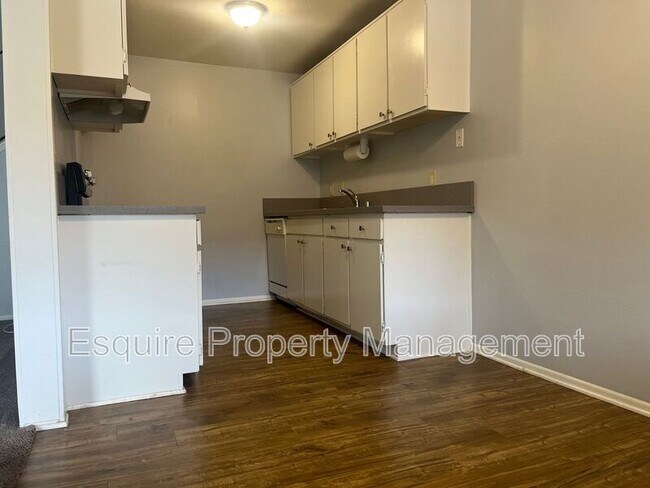 Building Photo - 951 Warwick Ave