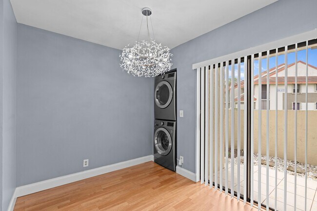 Building Photo - 5545 Courtyard Dr