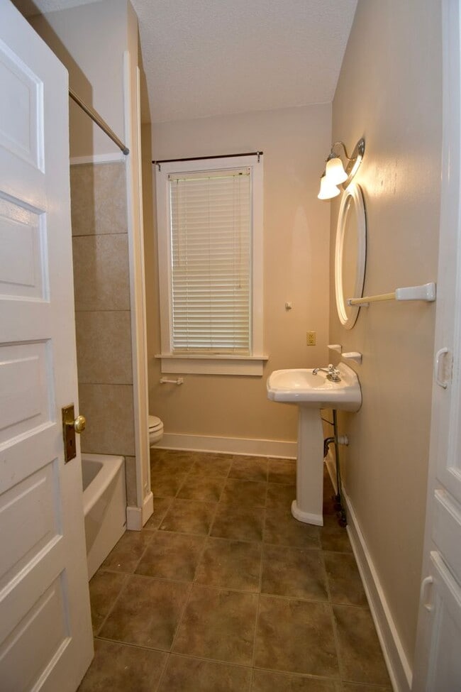 Building Photo - Cute Two Bedroom House, Close to LA Tech!
