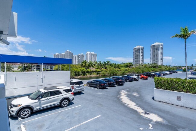 Building Photo - 3675 N Country Club Dr