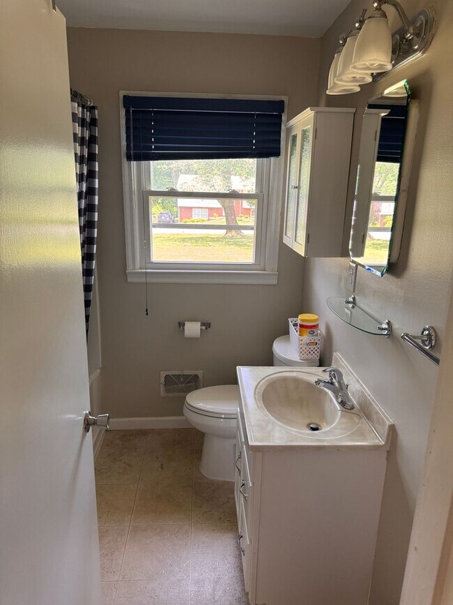 Building Photo - 4 Bedroom || 2 Bathroom Single Family Home