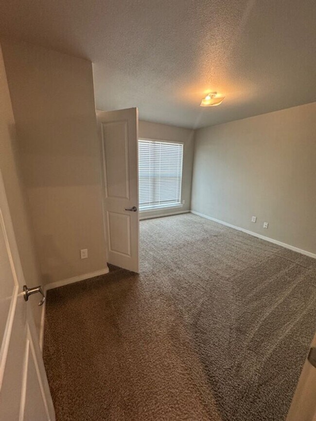 Building Photo - Upland Heights- 7047