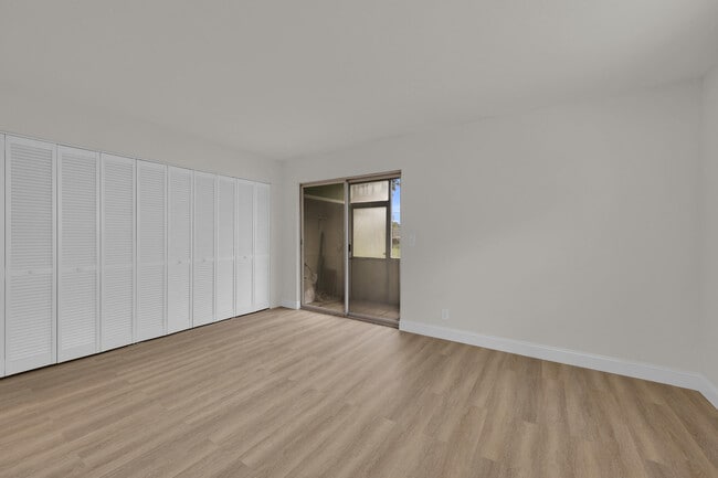 Building Photo - 146 Saxony D