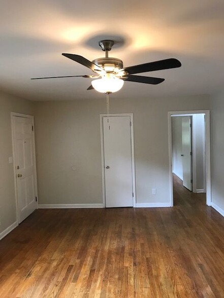 Building Photo - 5615 Lakeside Trl