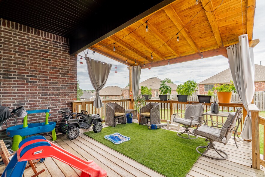 Building Photo - 212 Cowans St