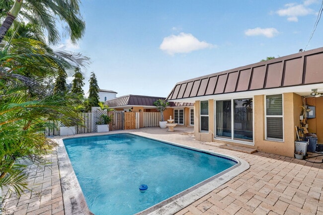 Building Photo - 2213 NE 16th St