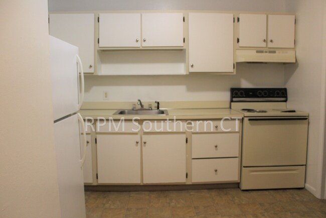 Building Photo - Ranch Style Condo – Hamden – 1 Bedroom