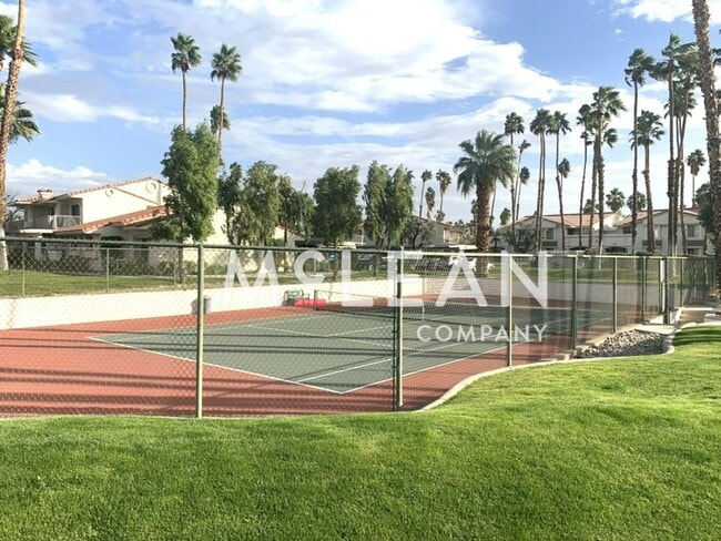 Building Photo - Beautiful Two Bedroom Condo in a Stunning ...