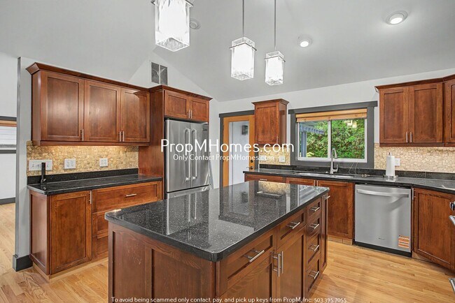 Building Photo - Unique Luxury Three Bedroom Home in Hallinan!