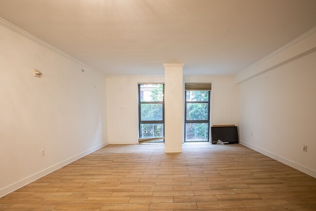 Building Photo - Cozy Studio Condo in Penn Quarter!