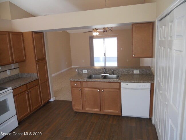 Building Photo - 599 Evergreen St NE