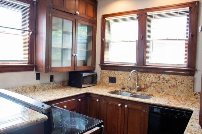 Building Photo - AVAILABLE FOR AUGUST 2026!  Large house near KRANNERT!