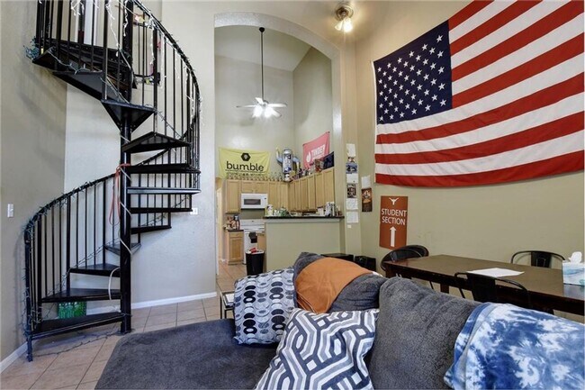 Building Photo - West Campus Condo Under $1000/Bedroom Walking To Campus