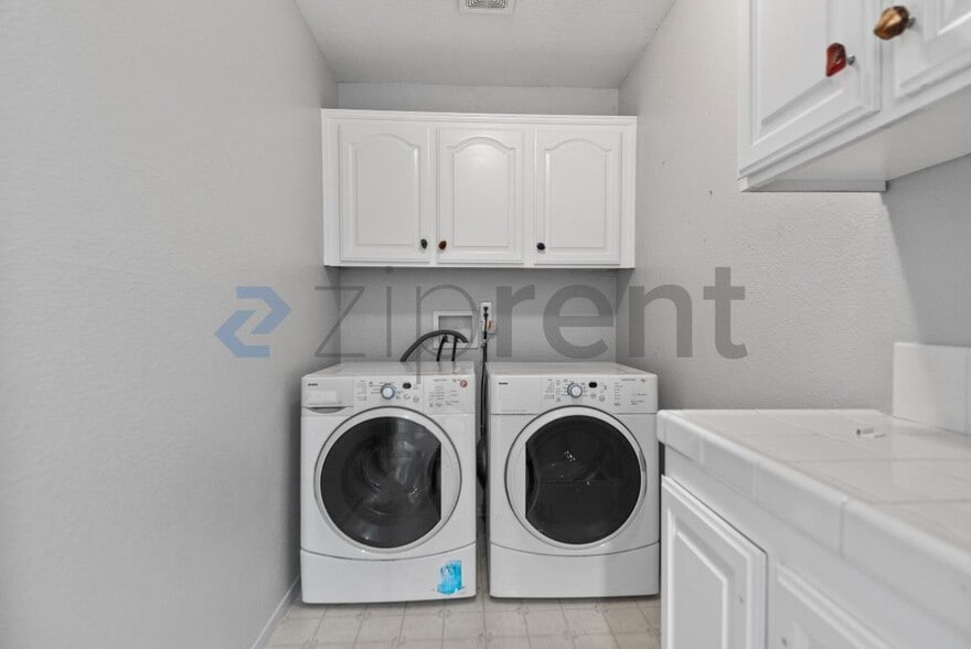 Building Photo - Unit