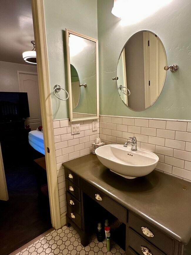 Building Photo - HIGHLY DESIRABLE AND SPACIOUS HOME FULLY EQUIPPED WITH SOLAR PANELS + LANDSCAPING INCLUDED