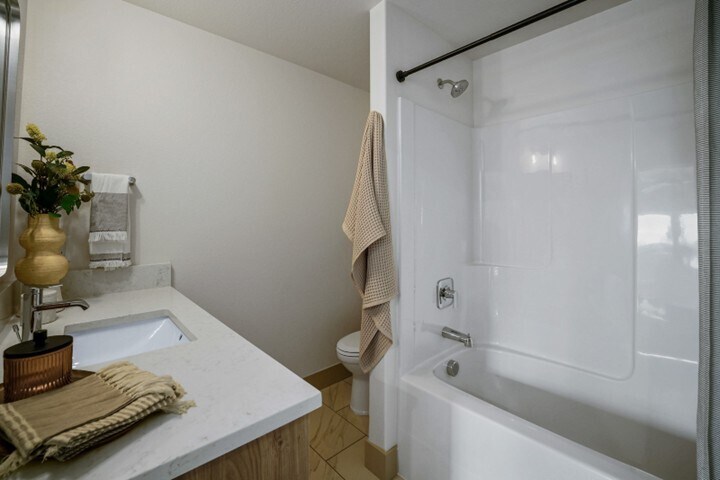 Building Photo - 1321 Oppek St NE