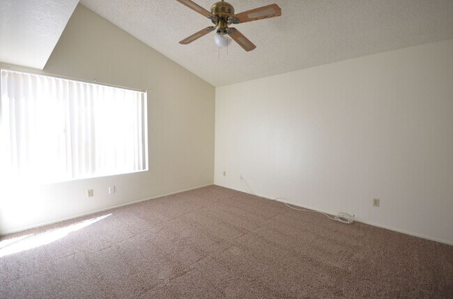 Building Photo - BEAUTIFUL, SPACIOUS 2 BED AND 2 BATH HOME ...