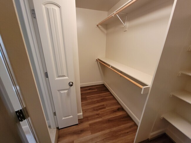 Building Photo - 9318 N Robinhood Ave