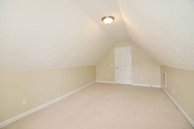 Building Photo - Great 3 bed + bonus house in Aberdeen