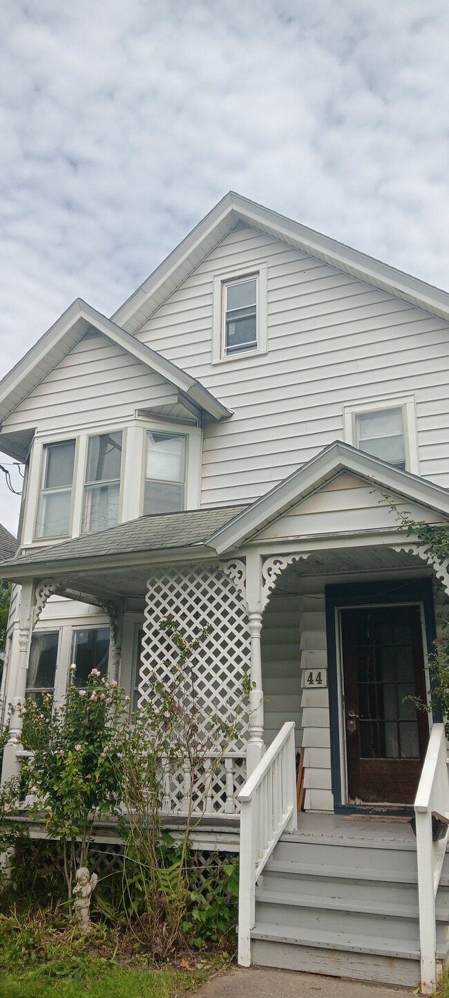 Building Photo - 44 Maple Ave
